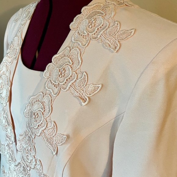 R & M Richards by Karen Kwong Light Pink Blazer. Size 10 - Picture 3 of 8